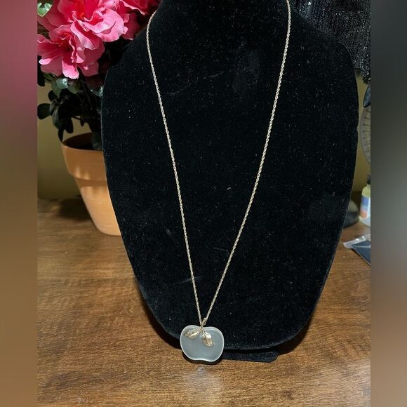 1978 Avon frosted crystal glass apple gold tone pendant & chain - Picture 1 of 3